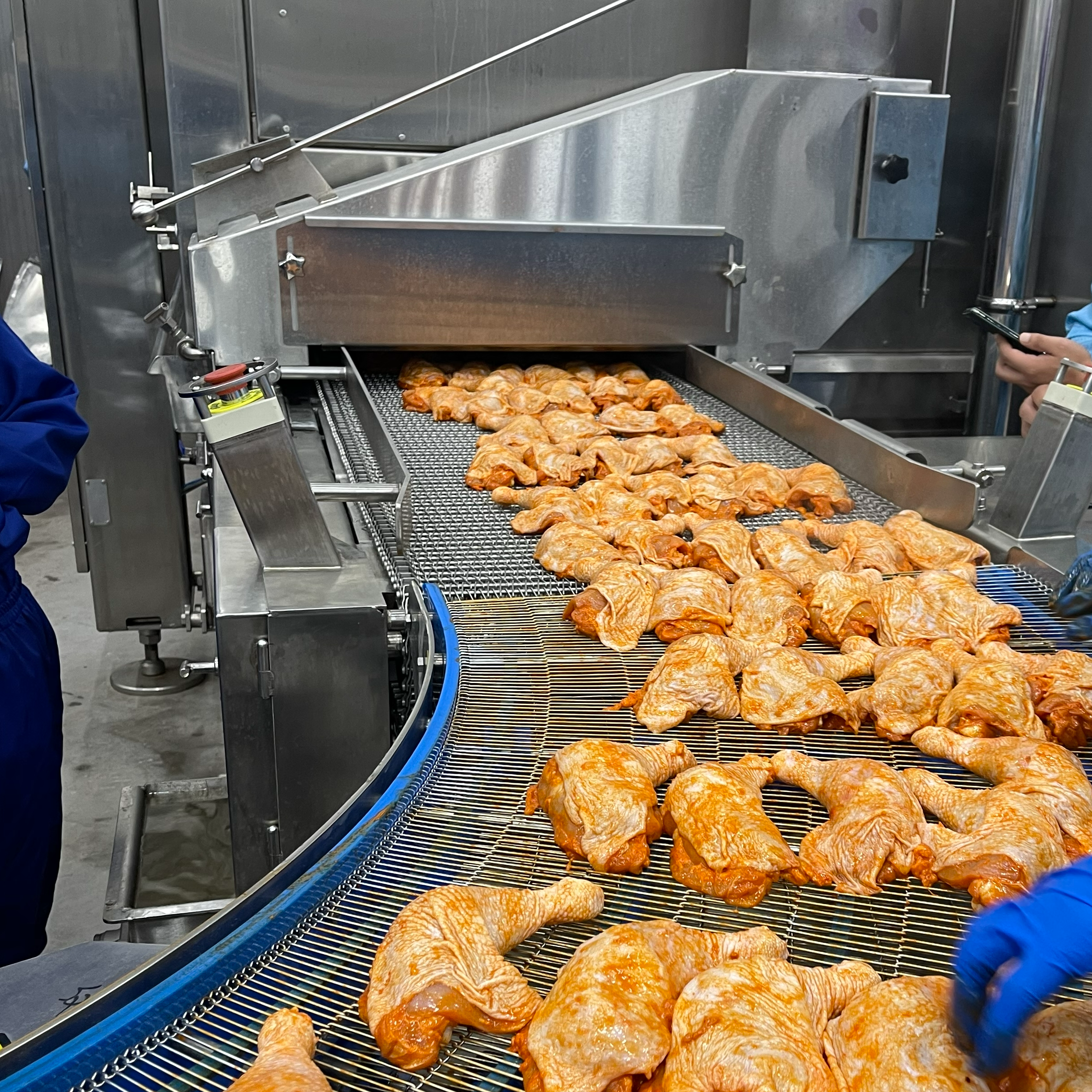 Ligne de produits entièrement cuits dans l'usine de volaille en Chine : friteuse + four à spirale + congélateur auto-empilable